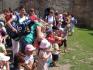 Na hradě Točník čekalo na děti mnoho atrakcí – divadlo, sokolník, kolbiště nebo jízda na koni. U hradní brány se dětí ujmula pohádková postava hejkala, která je provedla celým hradem. (10. června 2008)